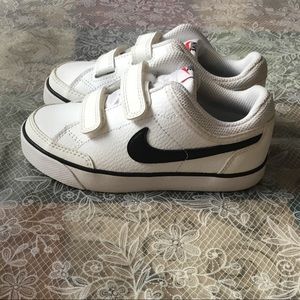 Nike // Boys White Sneakers 🦋